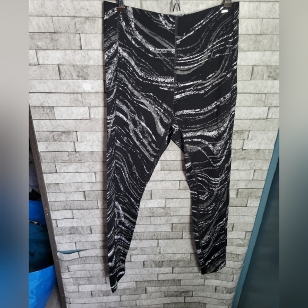 Pink Active Victoria's Secret Size Medium Leggings NWOT